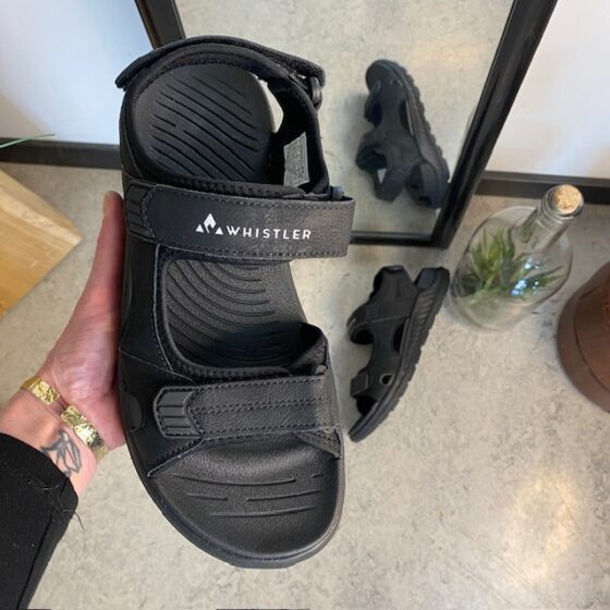 Svart herrvandalsandal från Whistler med bra hålfotsstöd