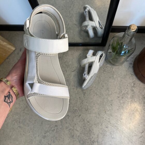 Vita Rieker vandringssandaler med extra stötdämpning vid hälen