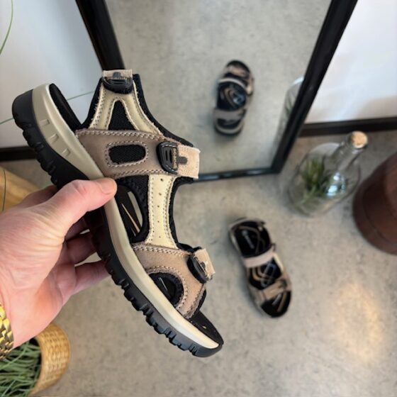 Beige och brun sportssandal