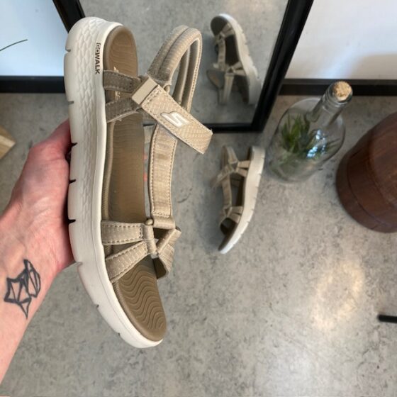 Beige Skechers GOwalk sandal, bred modell