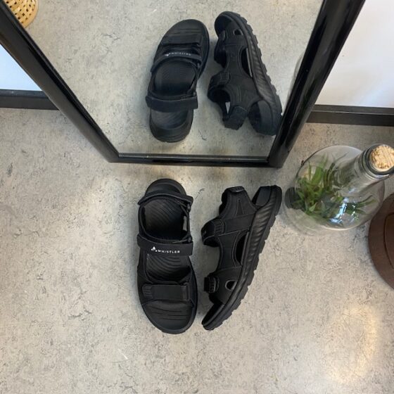 Svart herrvandalsandal från Whistler med bra hålfotsstöd