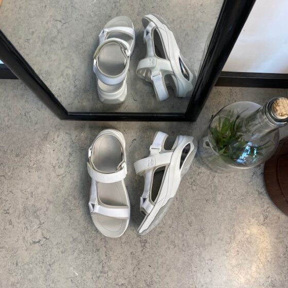 Vita Rieker vandringssandaler med extra stötdämpning vid hälen