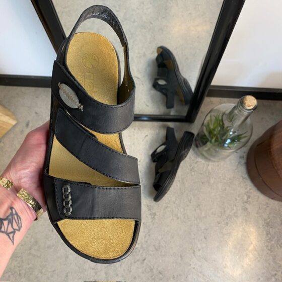 Svart skinnsandal från Rieker med uttagbar innersula.