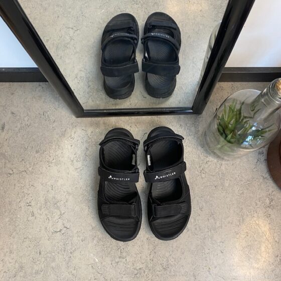 Svart herrvandalsandal från Whistler med bra hålfotsstöd