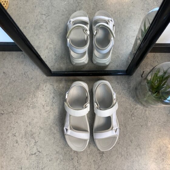 Vita Rieker vandringssandaler med extra stötdämpning vid hälen