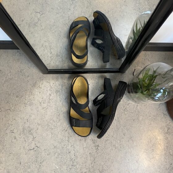 Svart skinnsandal från Rieker med uttagbar innersula.
