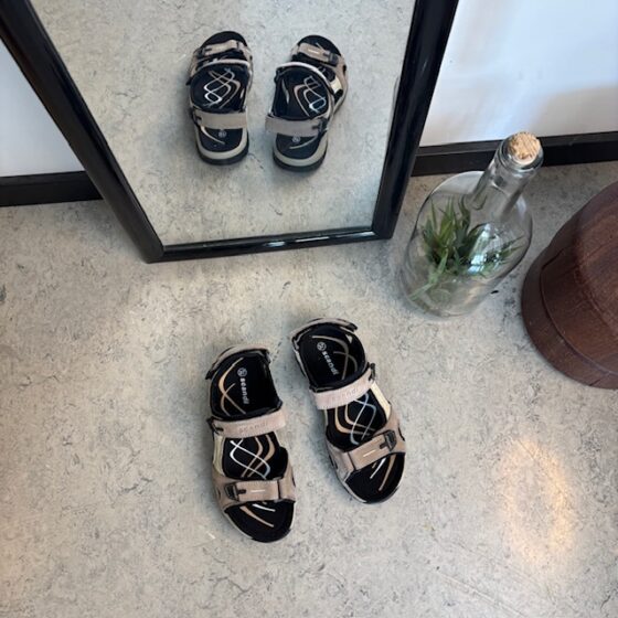 Beige och brun sportssandal