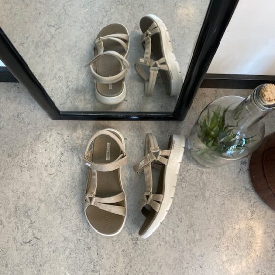 Beige Skechers GOwalk sandal, bred modell