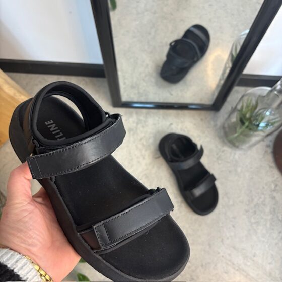 Svart Gaitline sandal med rullsula