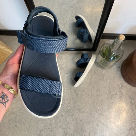 Cruz blå lätt sandal med breda remmar