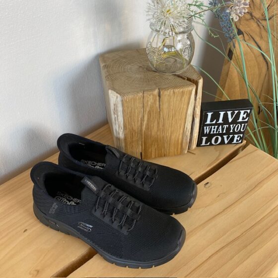 Svarta Skechers slip-ins med hålfotsstöd