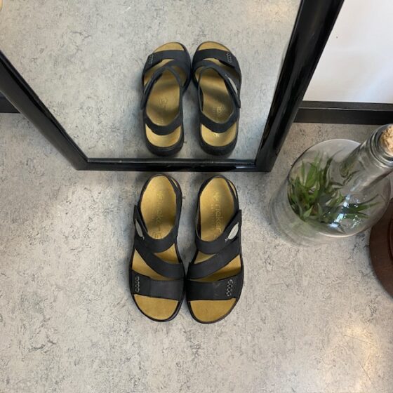 Svart skinnsandal från Rieker med uttagbar innersula.
