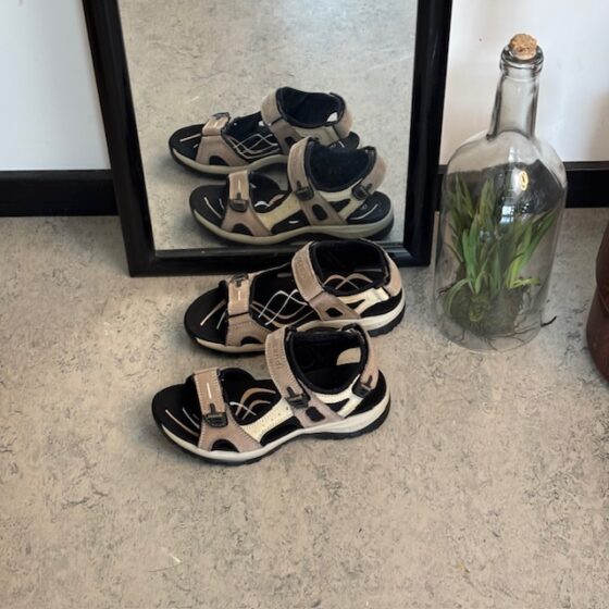 Beige och brun sportssandal