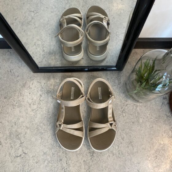 Beige Skechers GOwalk sandal, bred modell