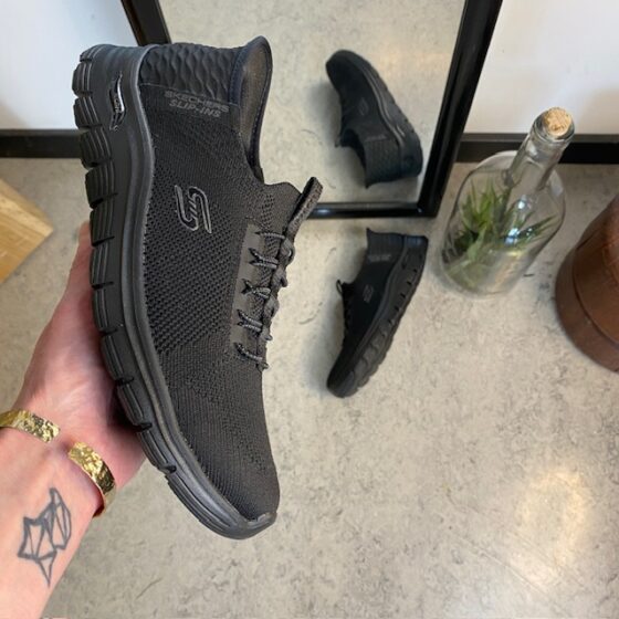 Svarta Skechers slip-ins med hålfotsstöd