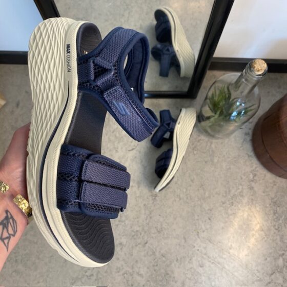 Skechers Max Cushioning Elite 2.0 Sandal med bra hålfotsstöd