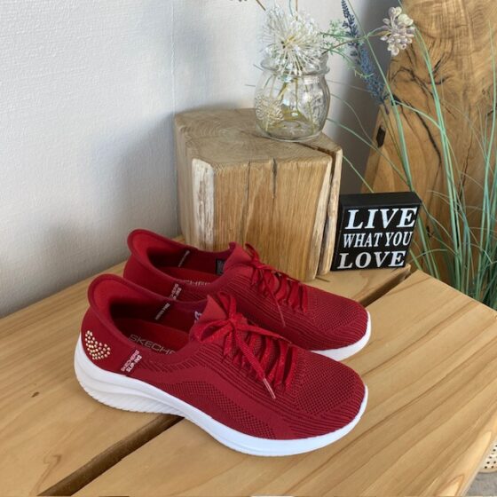 Röd Skechers Slip-ins med glittrande detaljer.