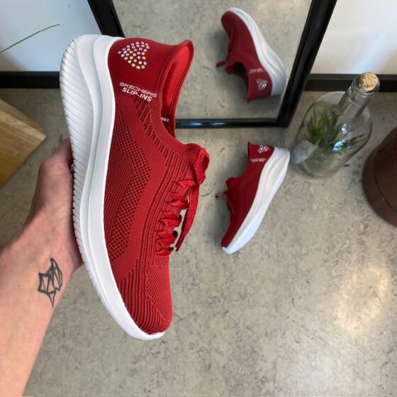 Röd Skechers Slip-ins med glittrande detaljer.