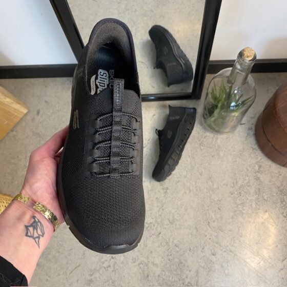 Svarta Skechers slip-ins med hålfotsstöd