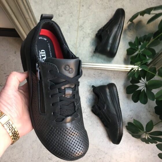 Andningsbara svarta sneakers från Green Comfort
