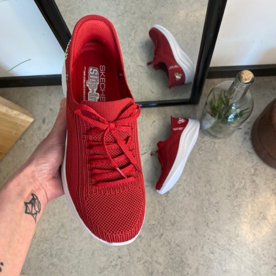 Röd Skechers Slip-ins med glittrande detaljer.