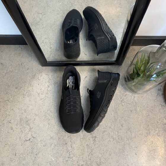 Svarta Skechers slip-ins med hålfotsstöd