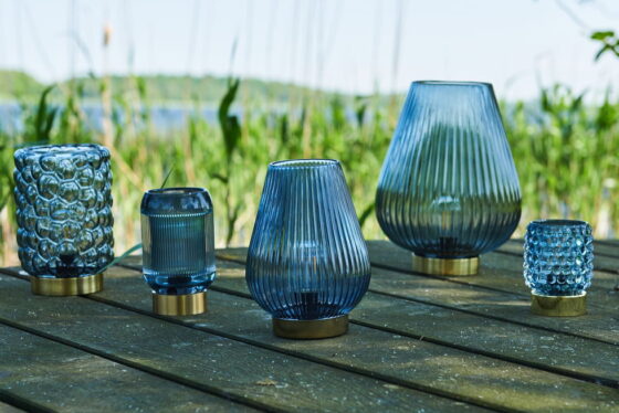 LED-lampa med bubblor – Kompakt och stilren i blått glas