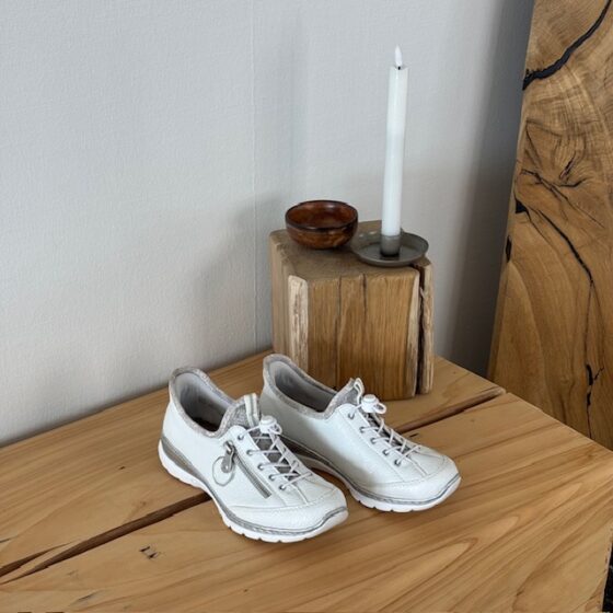 Vita Rieker slip-on sneakers med silverdetaljer