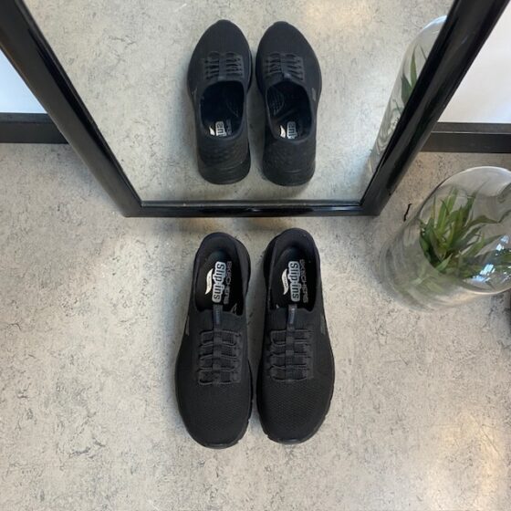 Svarta Skechers slip-ins med hålfotsstöd