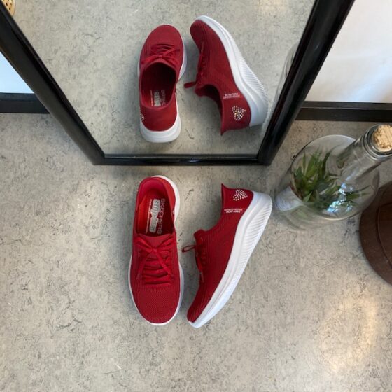 Röd Skechers Slip-ins med glittrande detaljer.