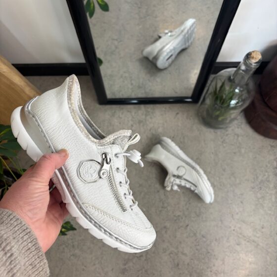 Vita Rieker slip-on sneakers med silverdetaljer