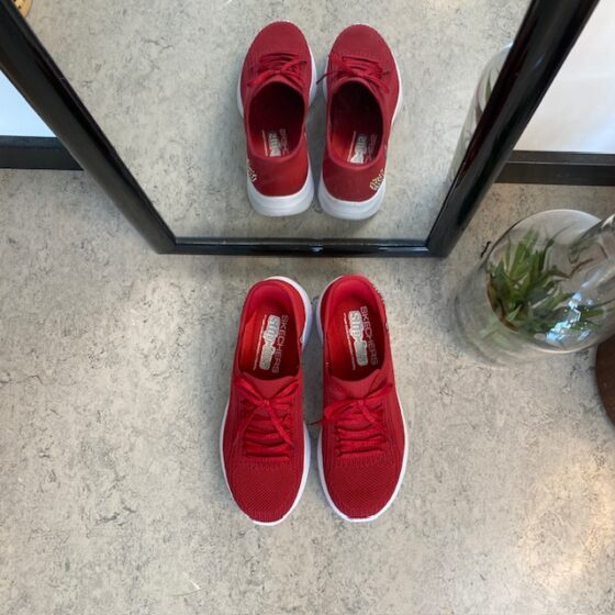 Röd Skechers Slip-ins med glittrande detaljer.