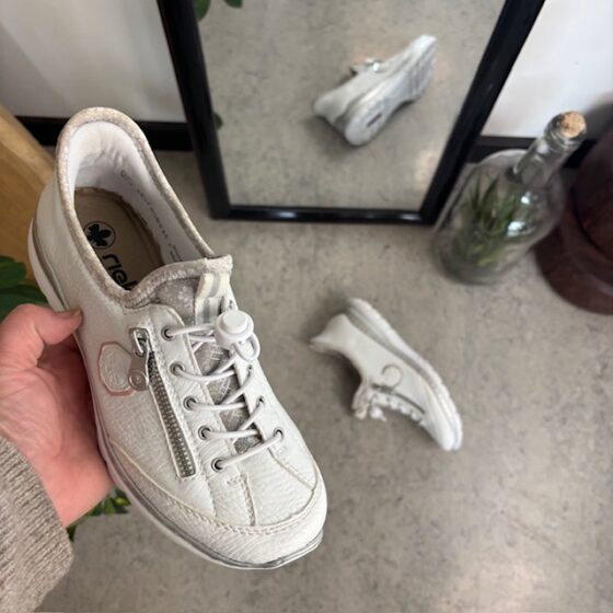 Vita Rieker slip-on sneakers med silverdetaljer