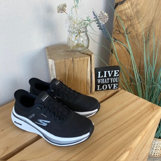 Svarta slip-ins skor från Skechers med elastisk snörning