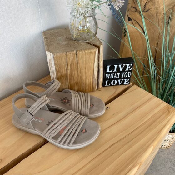 Beige Skechers sandal med elastiska remmar