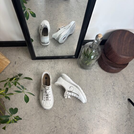 Vita Rieker slip-on sneakers med silverdetaljer