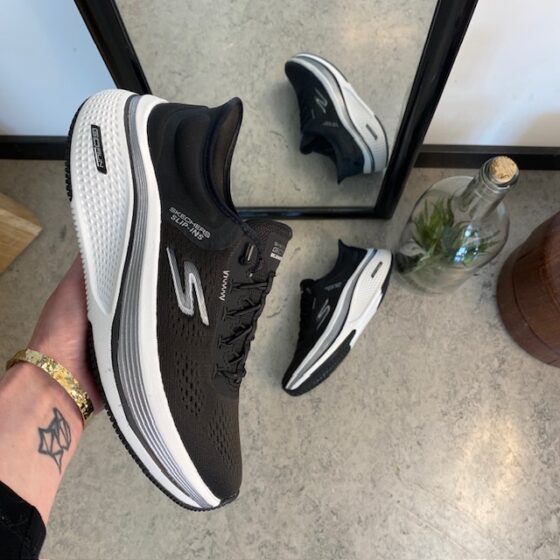 Svarta slip-ins skor från Skechers med elastisk snörning