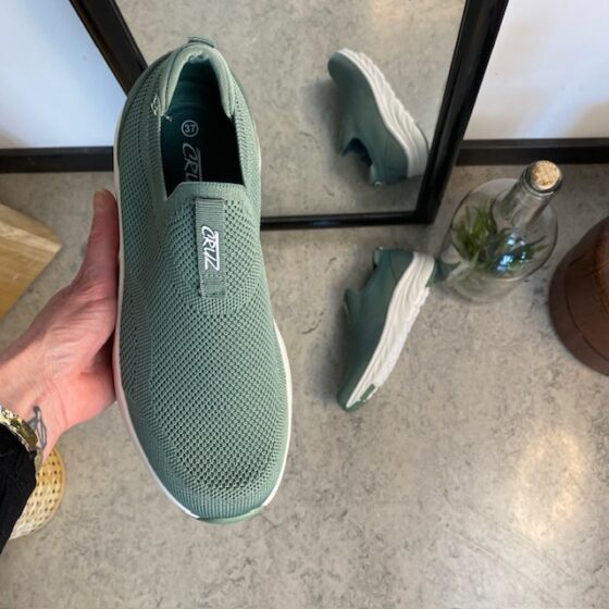 Grön slip on sko från Cruz med bra bredd