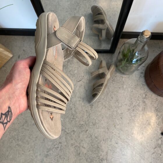 Beige Skechers sandal med elastiska remmar