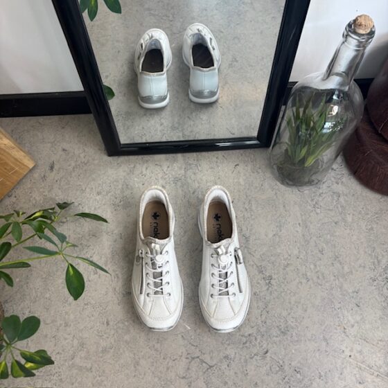 Vita Rieker slip-on sneakers med silverdetaljer