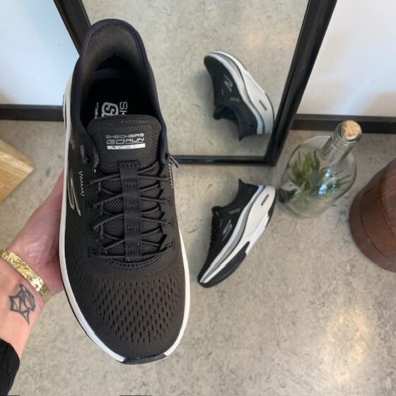 Svarta slip-ins skor från Skechers med elastisk snörning
