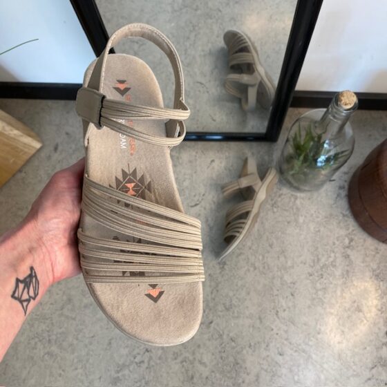 Beige Skechers sandal med elastiska remmar