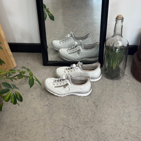 Vita Rieker slip-on sneakers med silverdetaljer