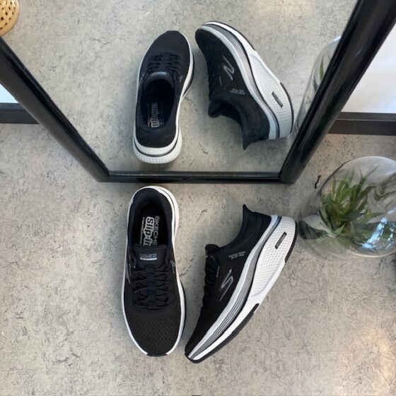 Svarta slip-ins skor från Skechers med elastisk snörning