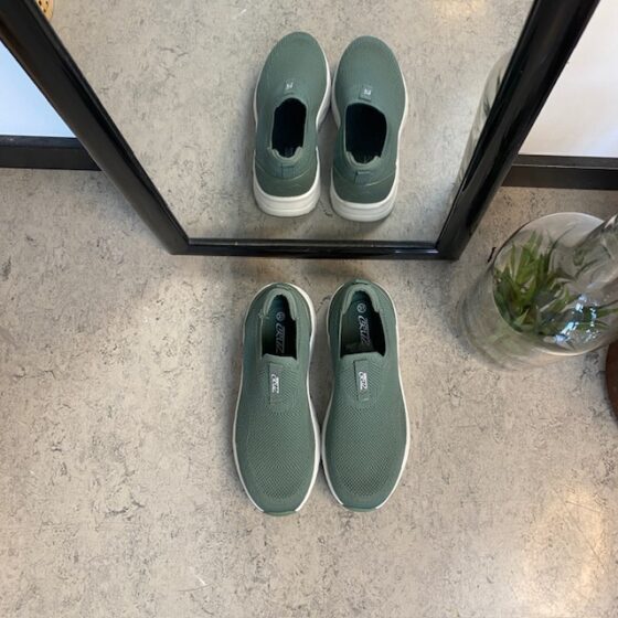 Grön slip on sko från Cruz med bra bredd