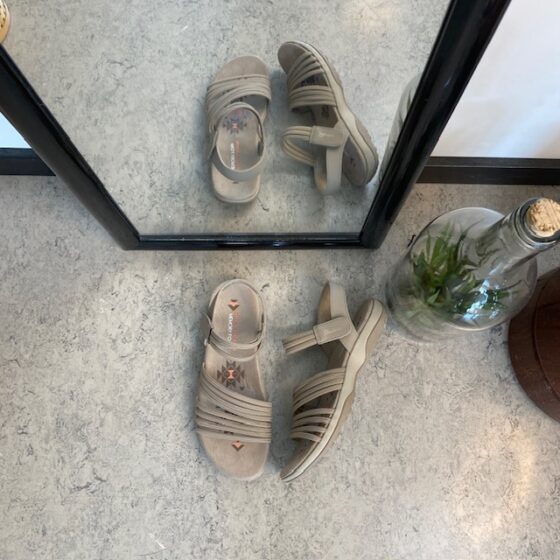 Beige Skechers sandal med elastiska remmar