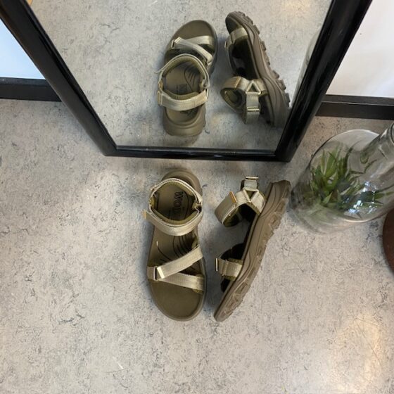 Grön Woden sandal med bra fotvalvsstöd