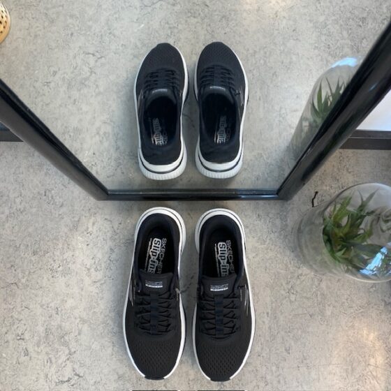 Svarta slip-ins skor från Skechers med elastisk snörning