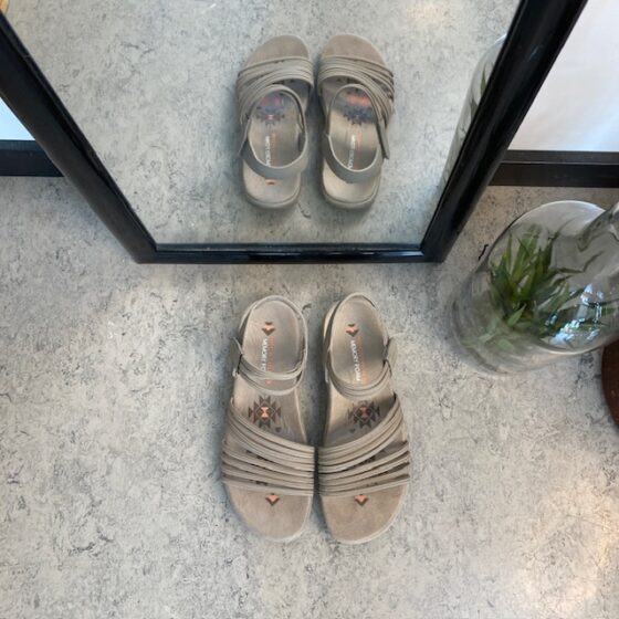 Beige Skechers sandal med elastiska remmar