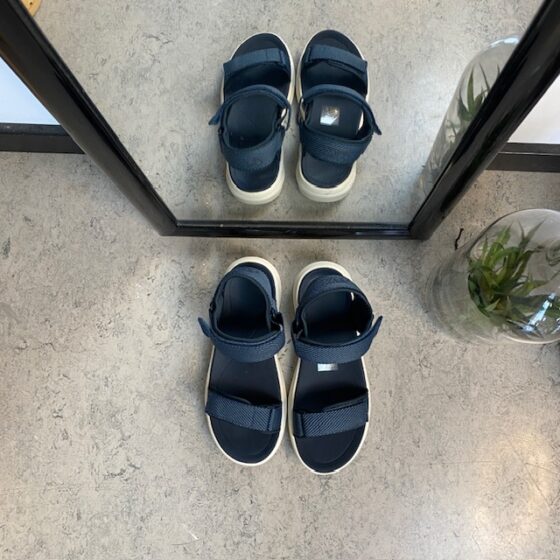 Cruz blå lätt sandal med breda remmar